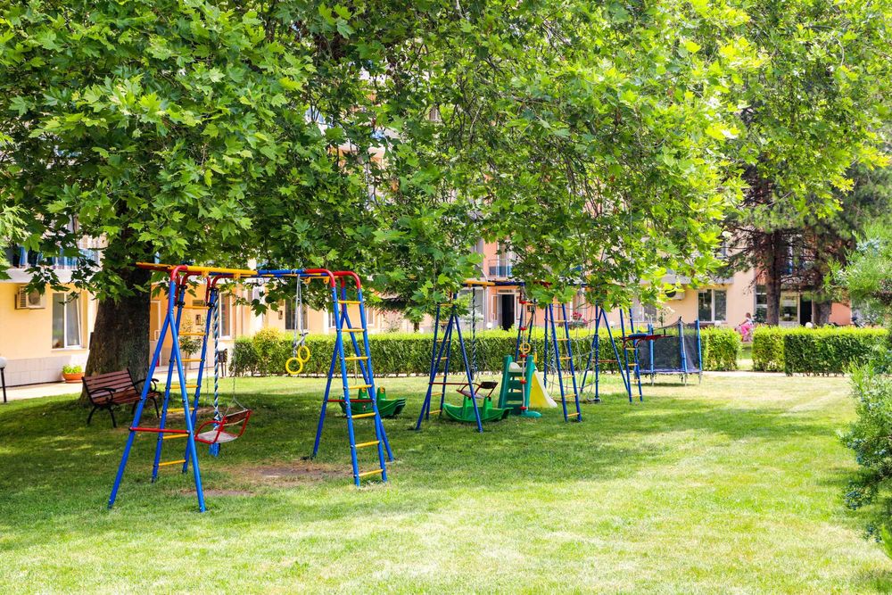 Под Наем тристаен апартамент на първа линия в Равда