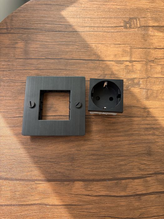 Buster + Punch | Prize Premium Schuko, USB, RJ45, Rame Smoked Bronze | Noi