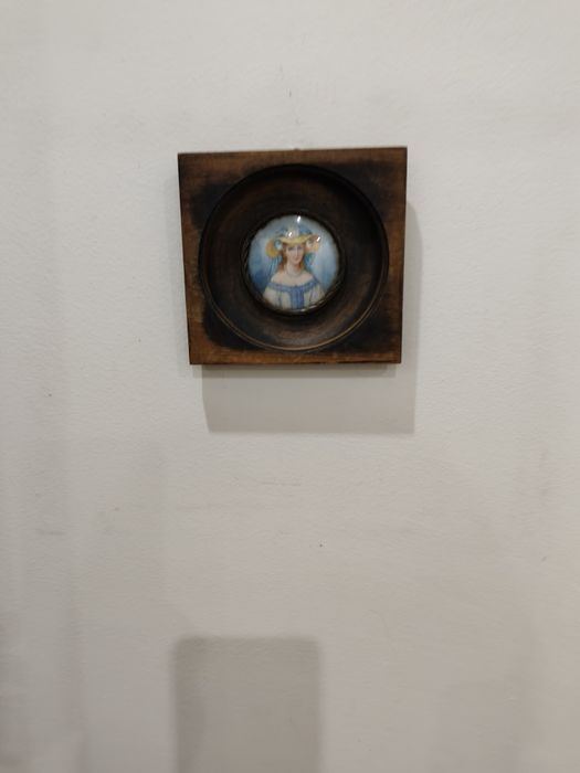 Миниатюрен портрет в рамка, върху по-голяма, дълбока дървена основа.
