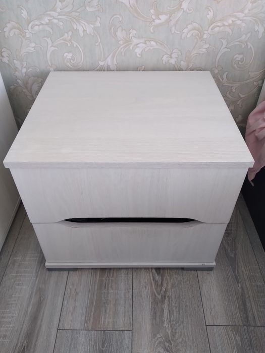 Продаю 2 тумбочки и комод