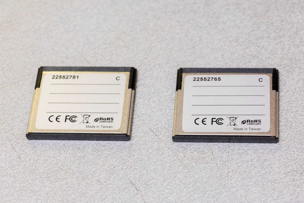 2 броя карти CFast 2.0 по 256GB модела е WISE 3400X