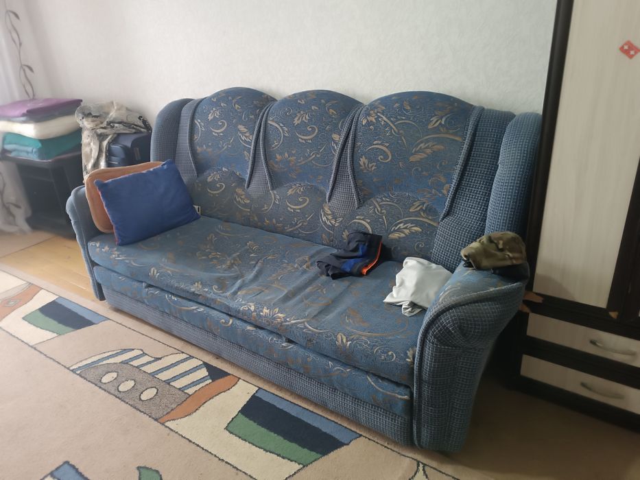 Отдам диван, кресло, тумбочки