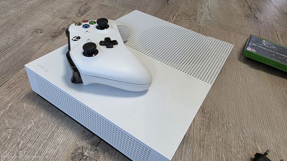 Vand Xbox One S - 500 Gb ca nou.
