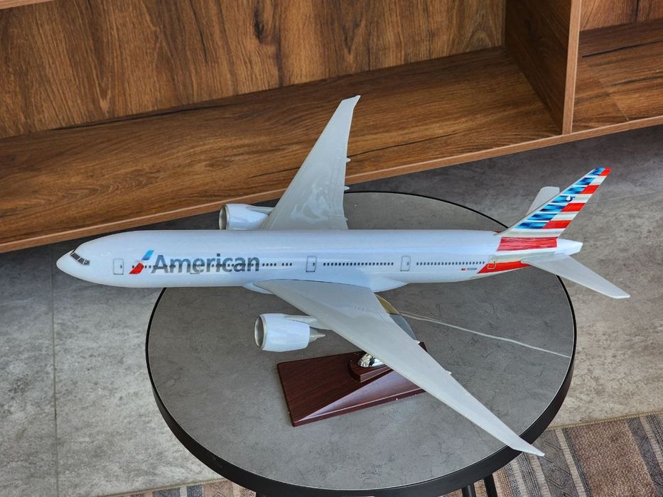 модель самолета Boeing 777-300ER авиакомпании American Airlines
