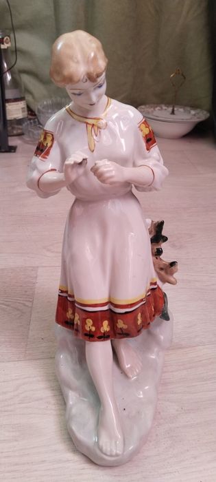 Фарфоровая статуэтка