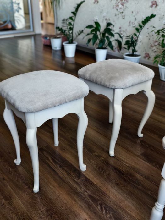 Красивые табуретки, стол ручной работы