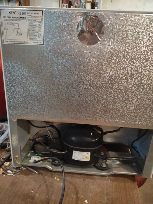 Продавам повреден хладилник /малък  / хладилен мини бар с камера