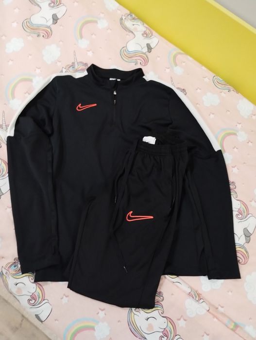 Продавам детски екип найк