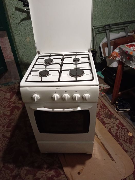 Vând aragaz Zanussi cu 4 ochiuri