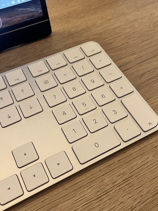 Комплект -Mac Mini M1 2020, Монитор Arzopa 16.1 инча, Apple клавиатура