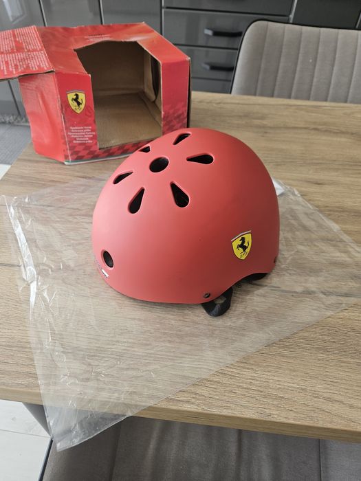 Детска каска Ferrari за тротинетка и скейтборд, S размер и наколенки