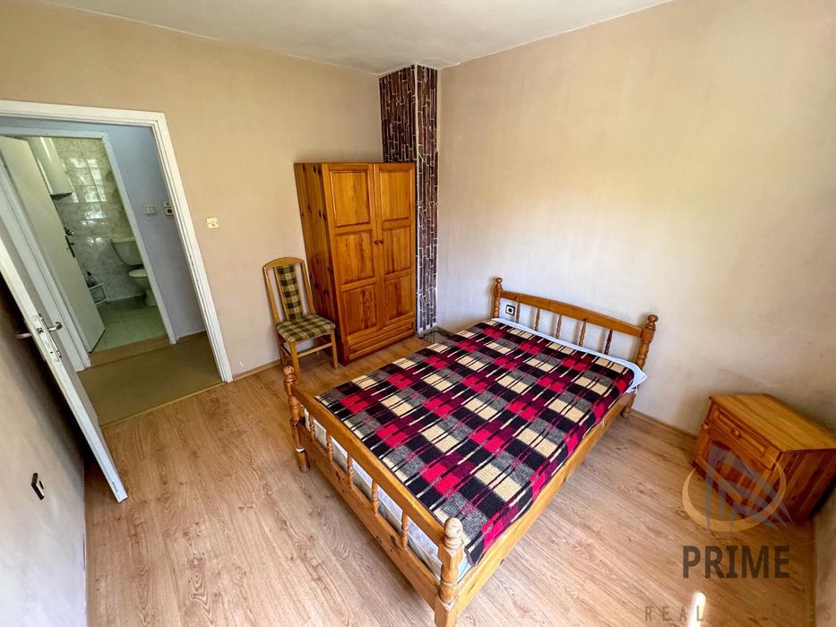 Център тристаен апартамент обзаведен