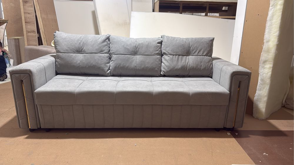 Стол со стульями + диван. В подарок пуфик.