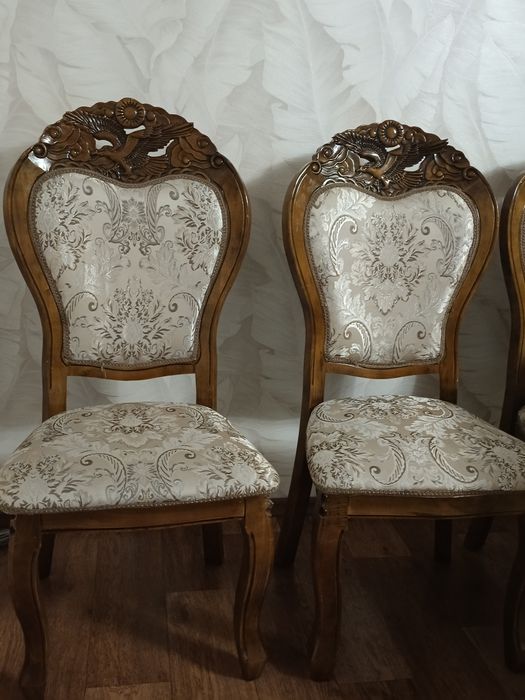 Раздвижной стол со стульями