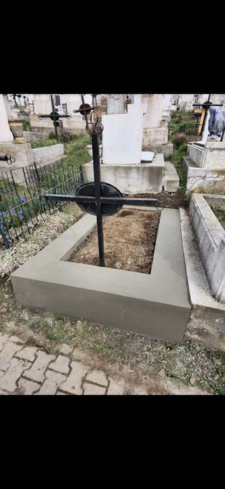 Monumente funerare