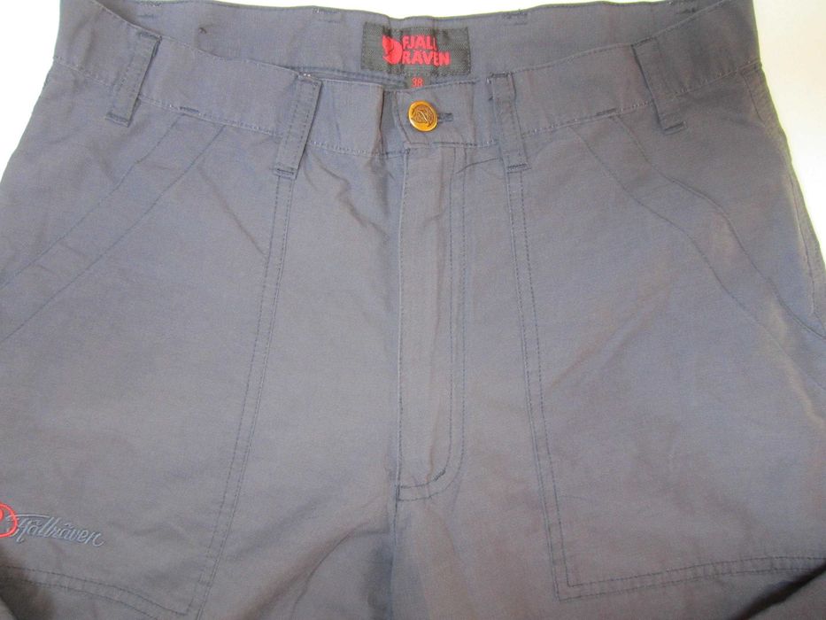 Pantalon bermude Fjall Raven, masura 38, material 73%polyamida+27%bumbac), culoare gri inchis, stare f. buna
