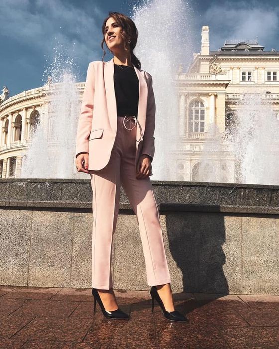 Класически костюм в пудров нюанс