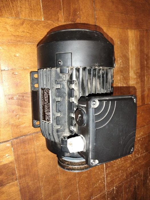 Motor electric trifazat