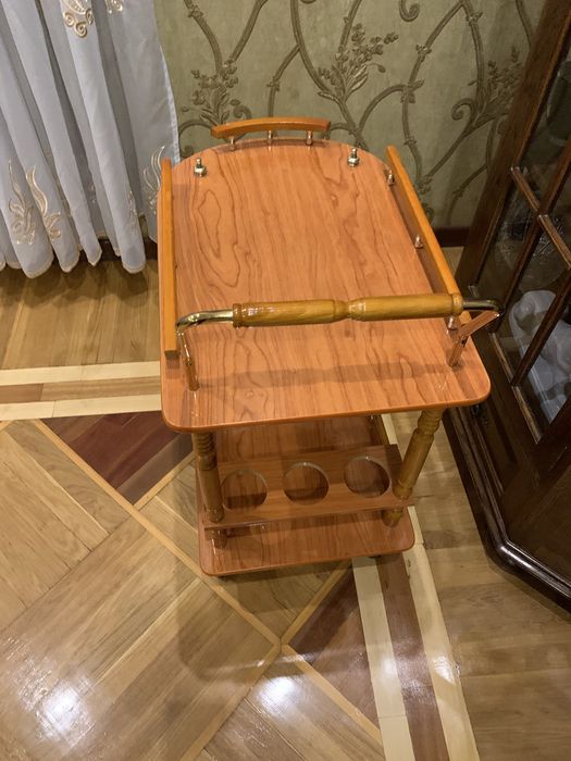 сервировочный столик