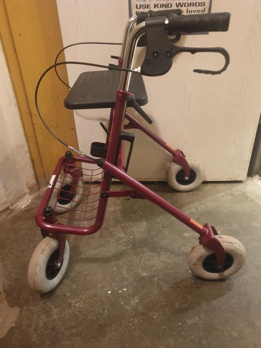 Проходилка / ролатор за възрастни