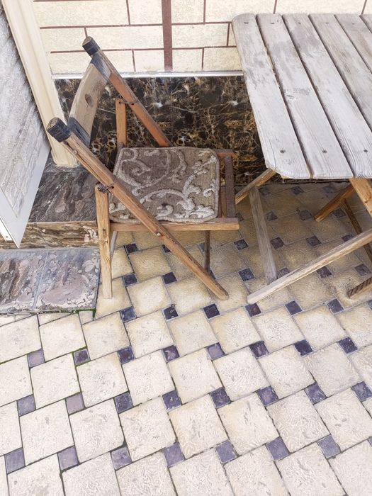 Продается свои 2 столика состульями