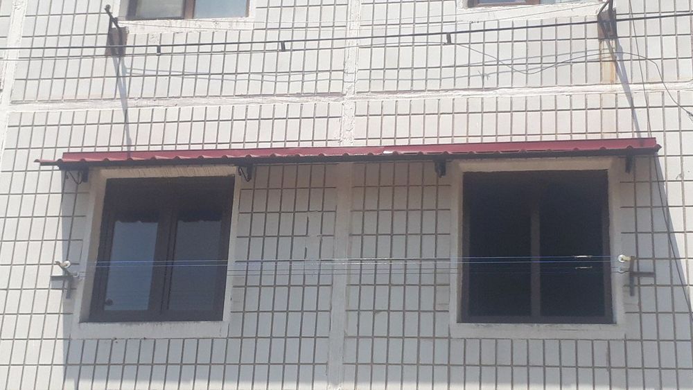 Установка козырьков.