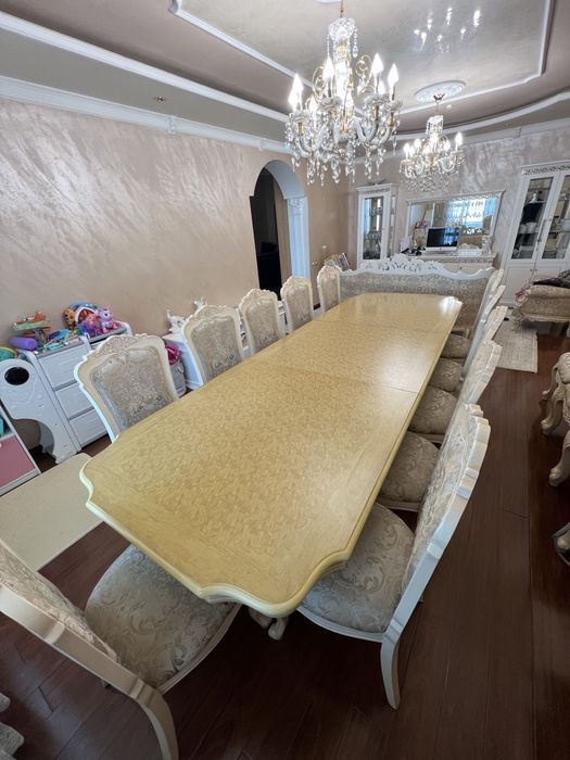 Стол со стульями