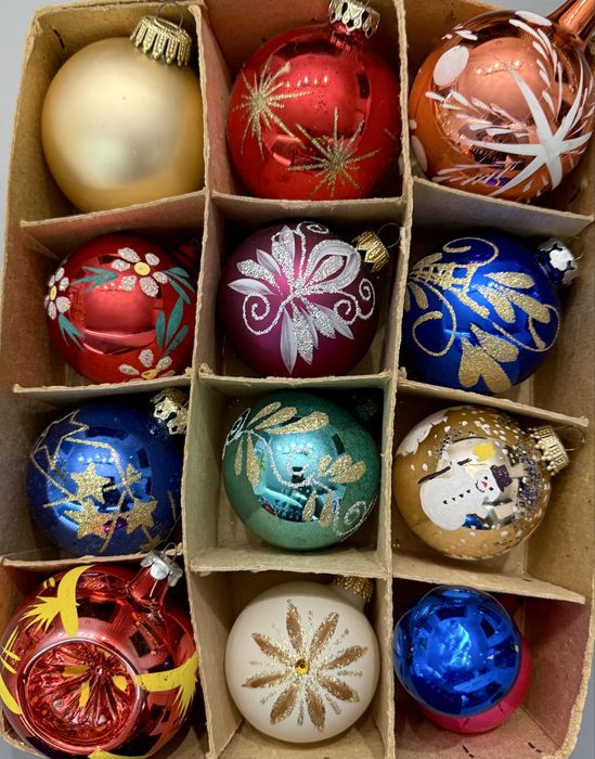 Globuri vechi pentru bradul de Crăciun.