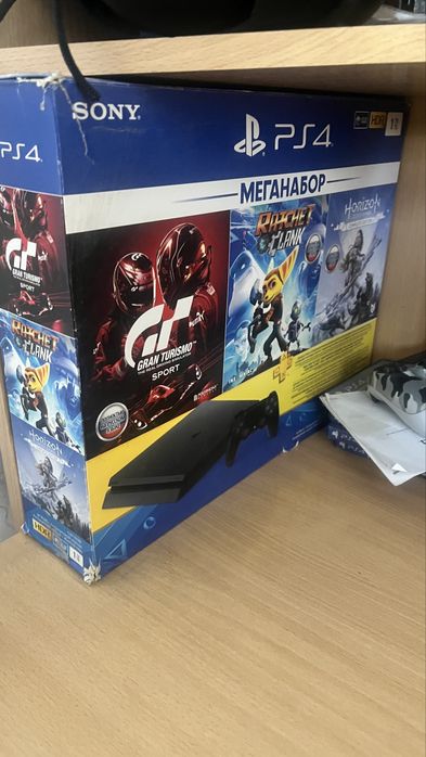 продам пс4 срочно
