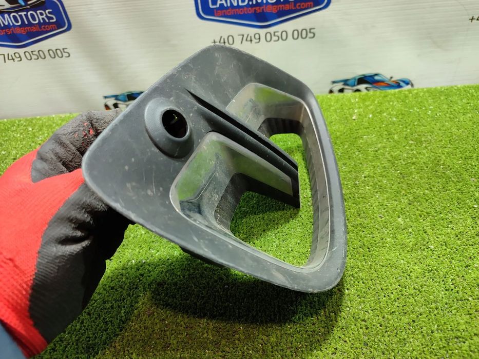 GRILA BARA FATA DREAPTA NISSAN JUKE HYBRID 1.6 BENZINA 2023 COD OEM 261A21107R / 261A27768R / HATCHBACK 5 USI / 2022-2024