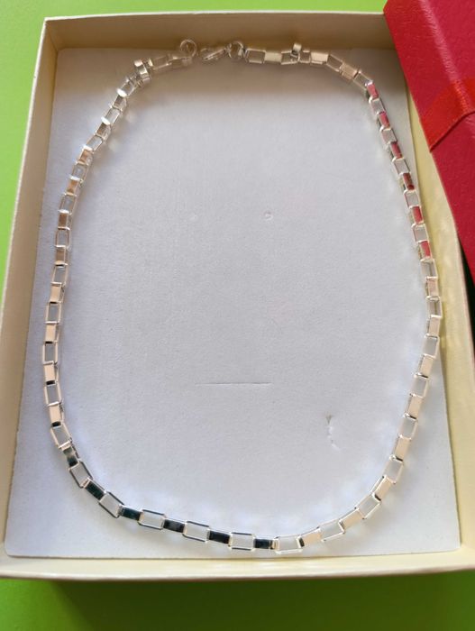Нов, масивен сребърен ланец, верижна плетка. В подаръчна кутия.