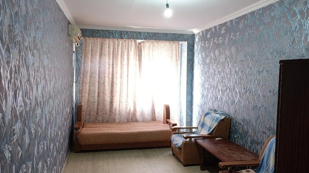 2/3/9. Сергели 3. Квартира 43 м², дом - бывшее общежитие. Метро 400 м.