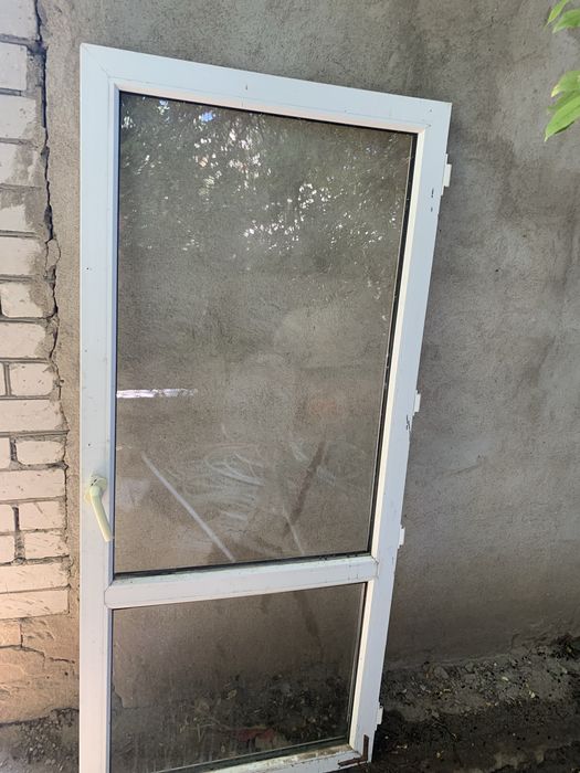 Продам пластиковую дверь со стеклом!