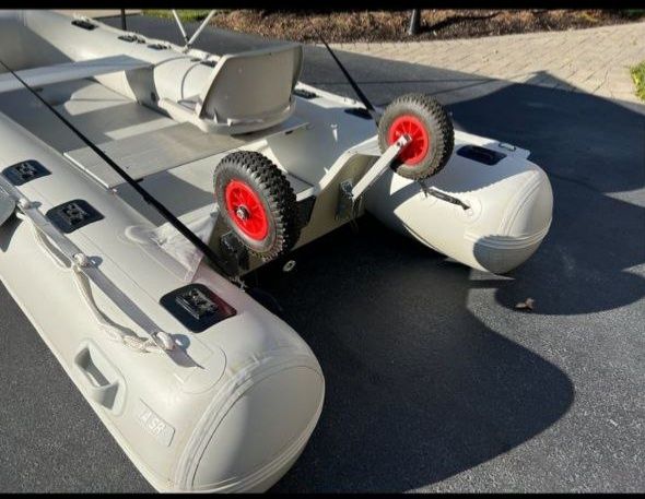 Продается  надувной  лодка 6 местные