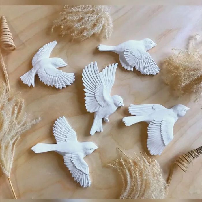 Стая птиц из гипса