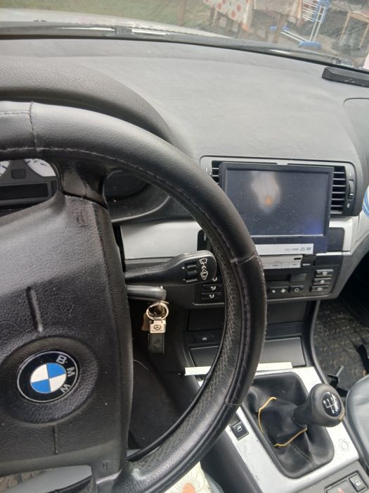 Vând Bmw e46  arată  ffbine fără rugină