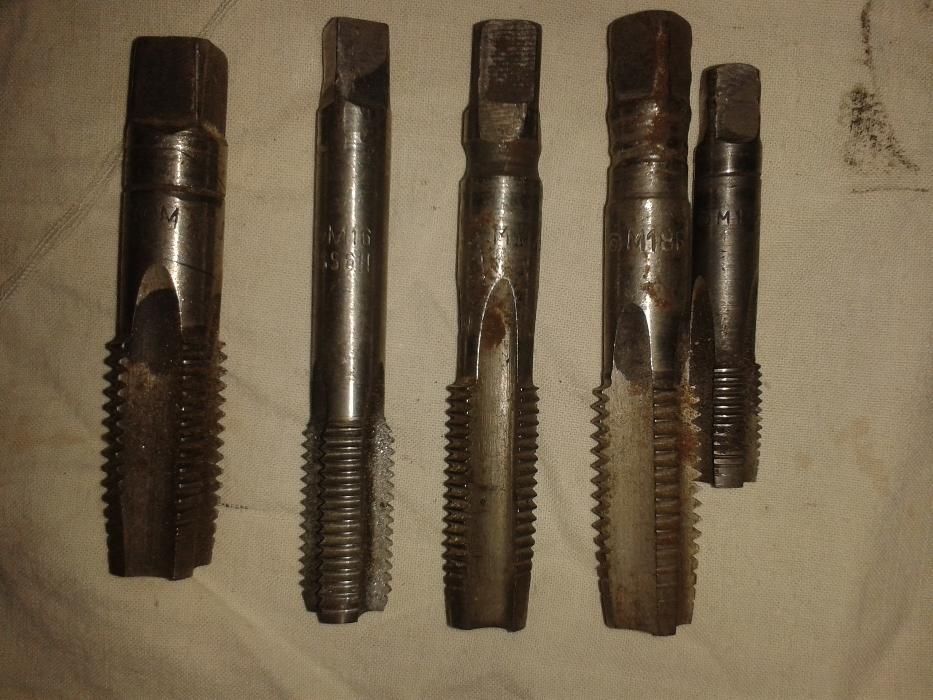 гаечни ключове, клещи, пила, строителна каска, метчици, кирка