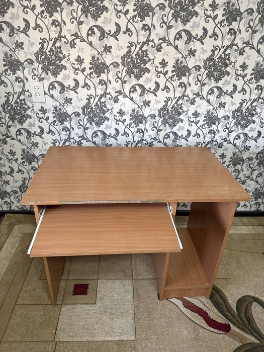 Деревянный стол компьютерный