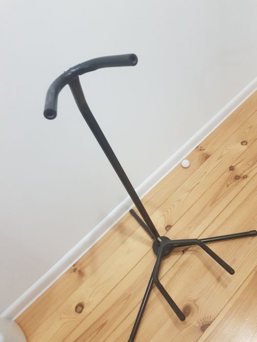 Продавам стойка за китара