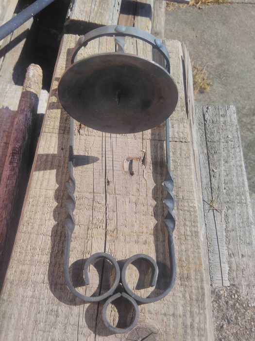 Продавам много стар свещник от ковано желязо