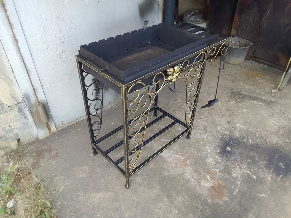 Мангал со съемной жаровней.