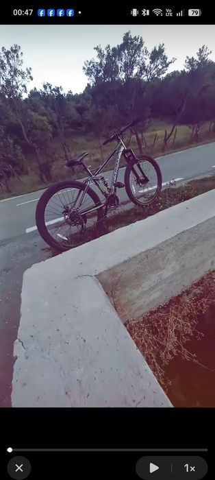 Vând bicicleta cu frâne doar  frâna din fată nu mere este foarte buna