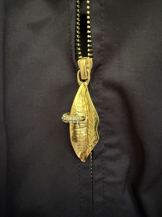 Продам куртку женскую Sciaparelli