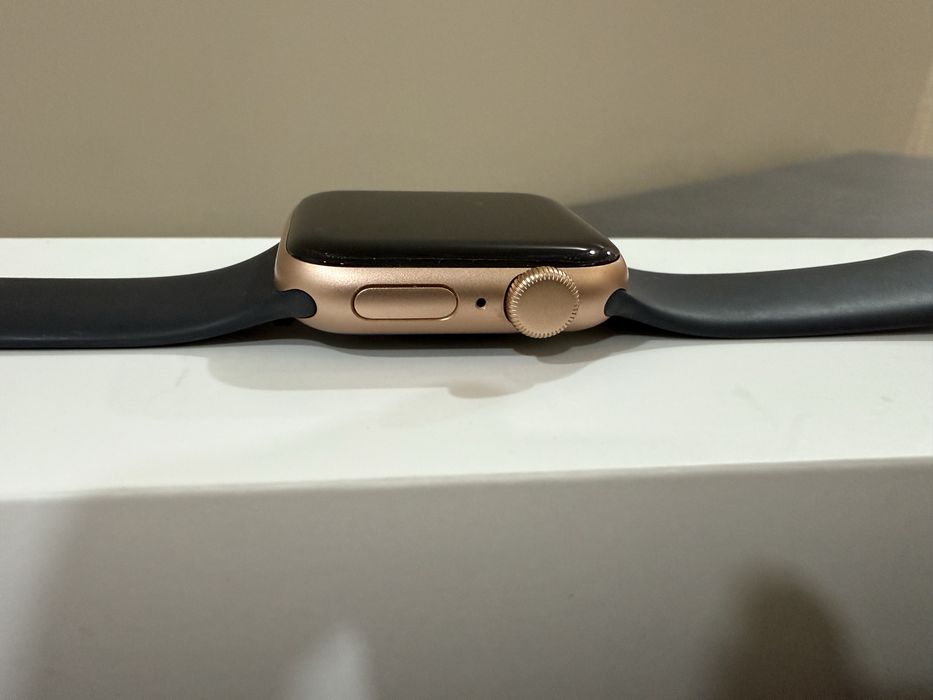 Apple Watch SE, 40mm, Rose Gold с каишки и протектори