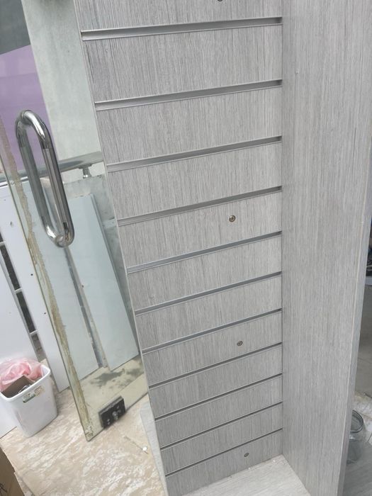 Щанд - витрина височина 137 см- канал пано- основа квадрат 56 см