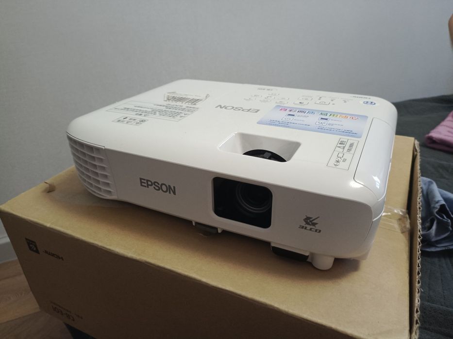 Проектор Epson CB-E01