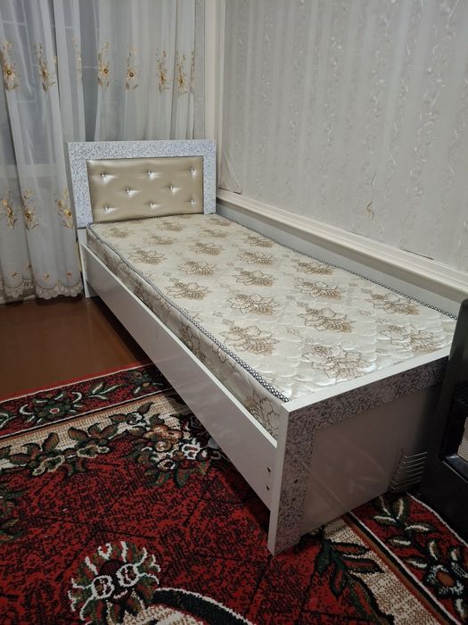 Одна спальня кровать в  хорошем состоянии  матрас как новый .