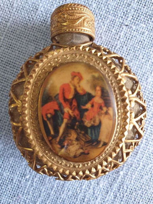 Шишенце от френски парфюм с метален обков и позлата