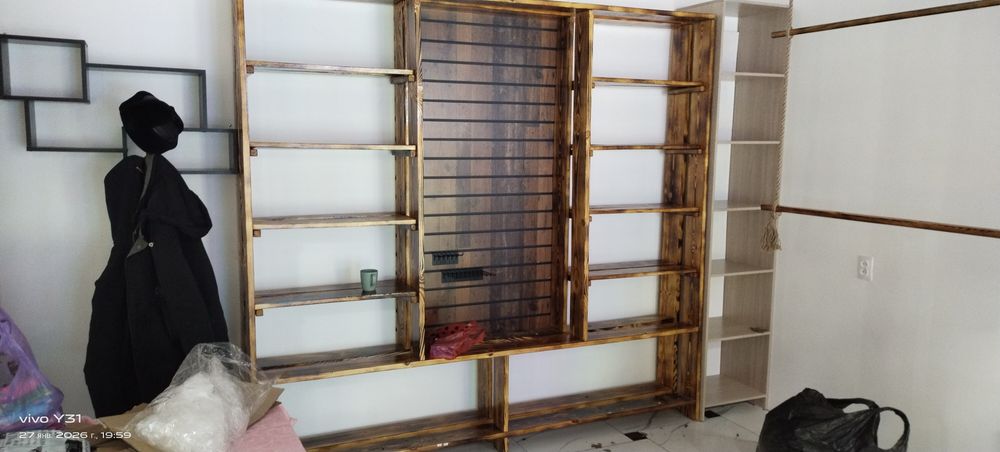 Торговые полки и оборудование.