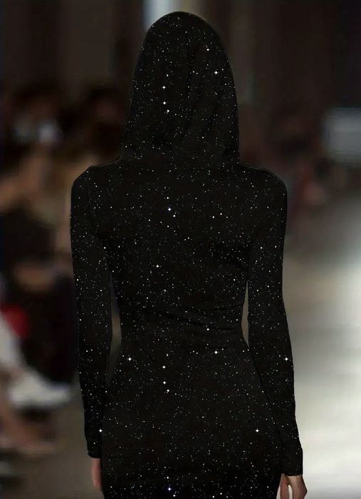 Платье с капюшоном сияющее